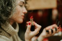 De halo-lip is de make-uptrend voor zachtere lippen