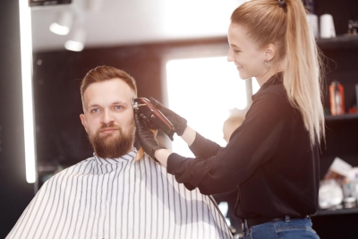 Ben jij klaar als kapster voor je eigen kapperssalon? Dit zijn de belangrijkste punten voor een succesvolle carrière als zelfstandig kapster vanuit huis