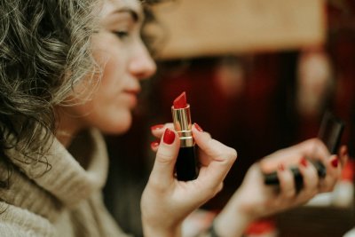 De halo-lip is de make-uptrend voor zachtere lippen
